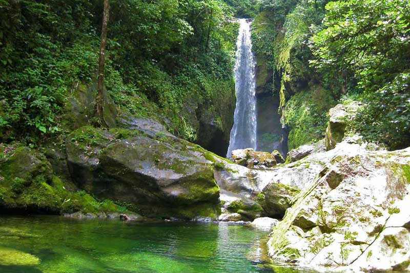 Park Narodowy Pico Bonito i Jeanette Kawas. Wodospady Atrakcje turystyczne Honduras. wakacje